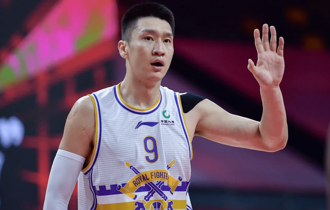 CBA“最美太太”近照！穿着“清凉”引热议，疑似注册了相亲软件