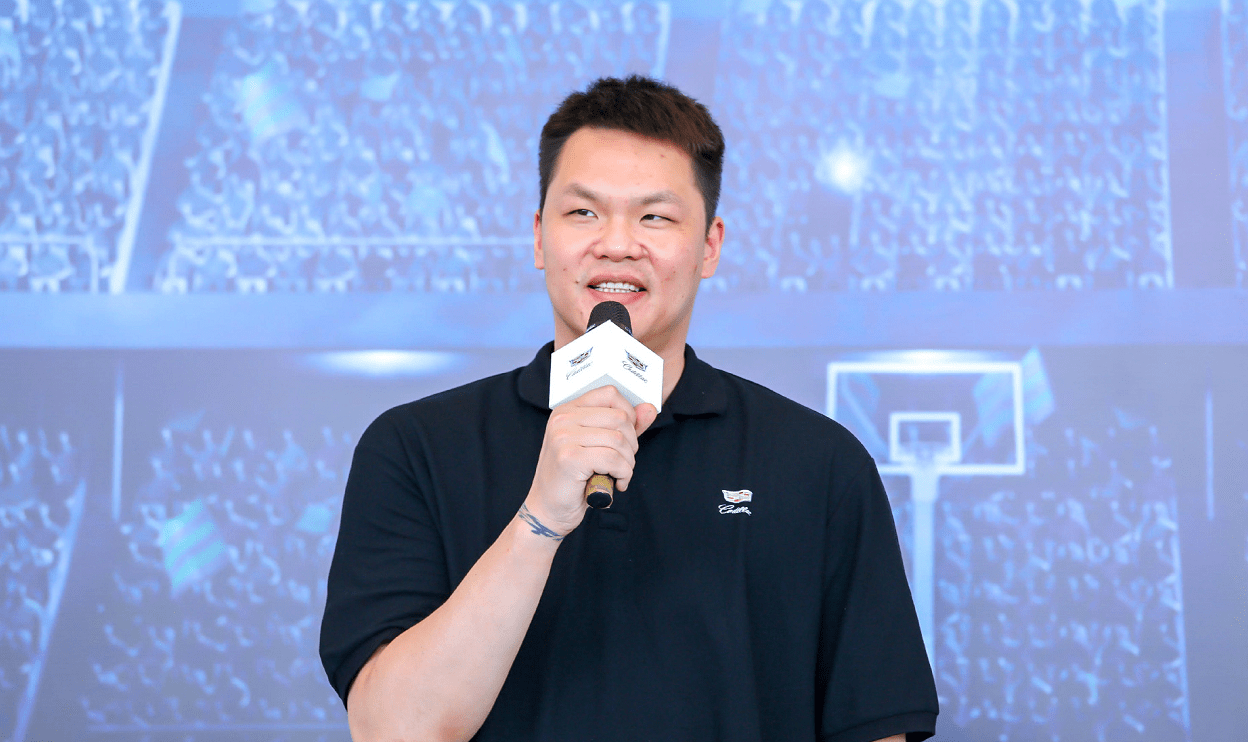 拒绝北京大合同，转身签约宏远！2.26米小姚明赌对了，接班偶像阿联